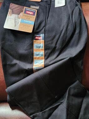 Wrangler's Mens Pleated Relaxed Fit Dress Pants - Black 34x30